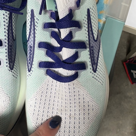 Brooks women’s sneakers - Picture 2 of 5